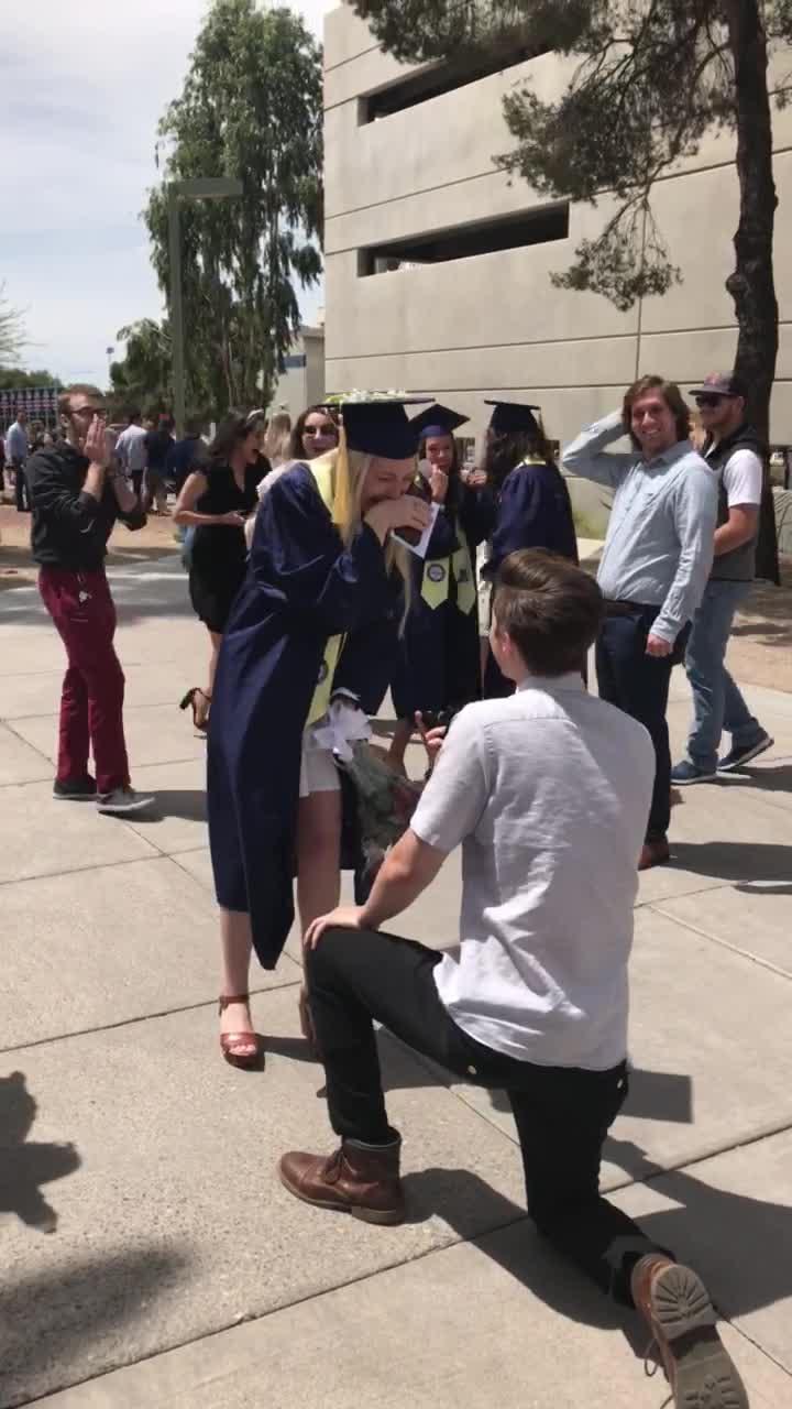 Guy Proposes Girlfriend at her Graduation
