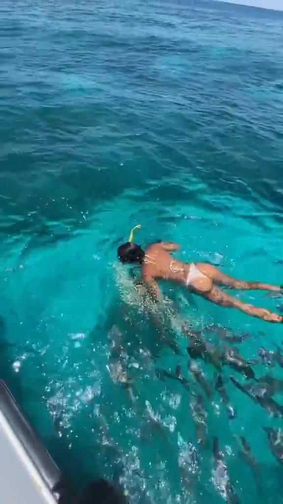 Guy Throws Fish Food at Snorkeling Girlfriend Causing Fish to Swarm Toward Her