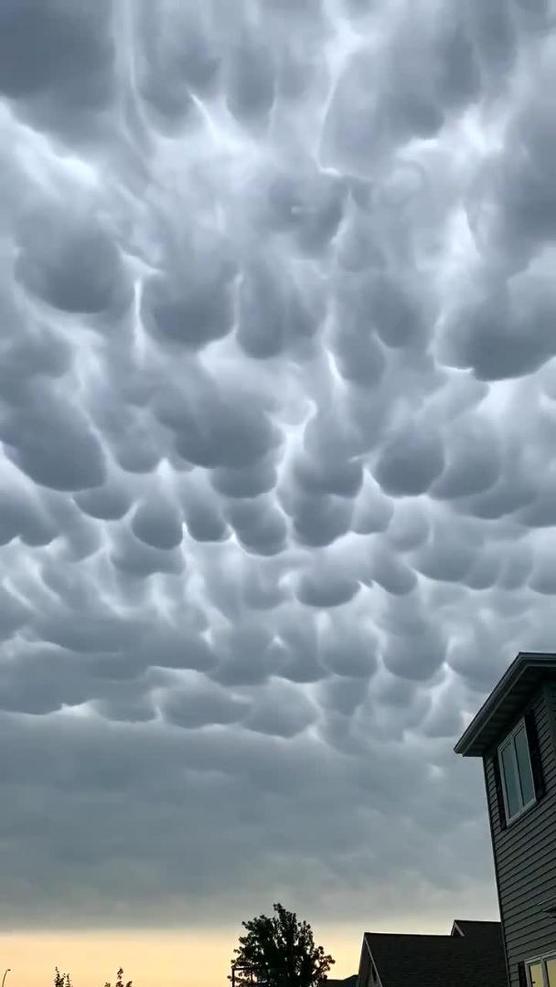 Timelapse Shows Dense Clouds Moving in the Sky